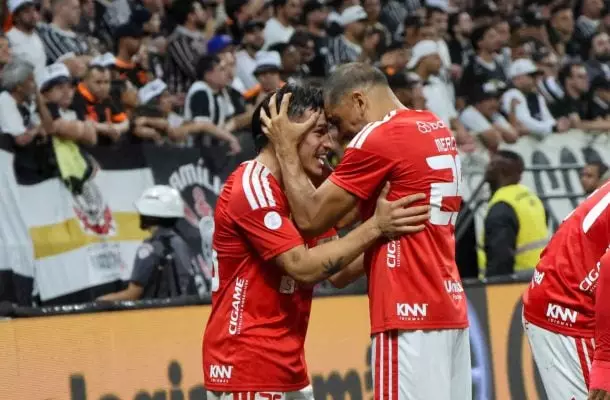 Jogadores do Inter comemoram classificação às quartas da Copa do Brasil