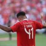 Zagueiro Victor Gabriel em ação pelo Internacional em partida oficial.