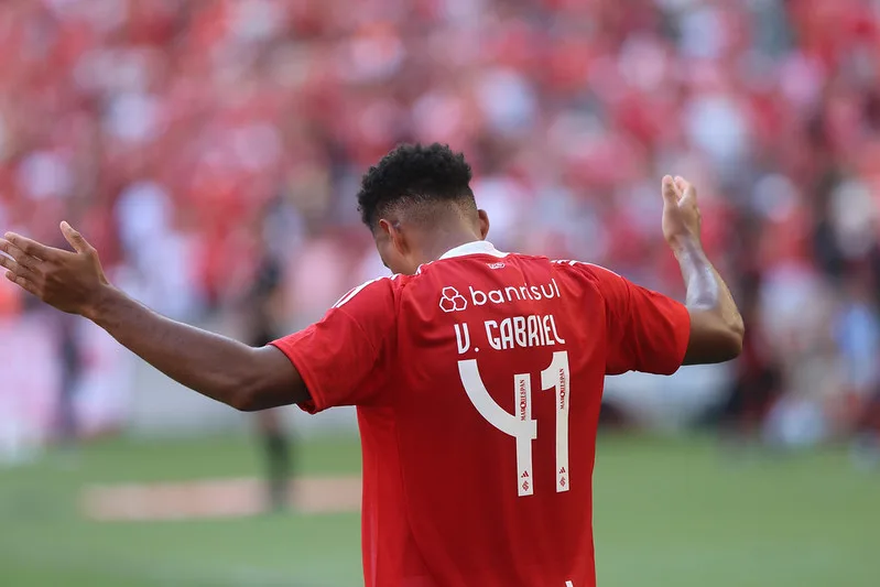 STJD concede efeito suspensivo a Victor Gabriel após punição por lance com Gabriel Pec