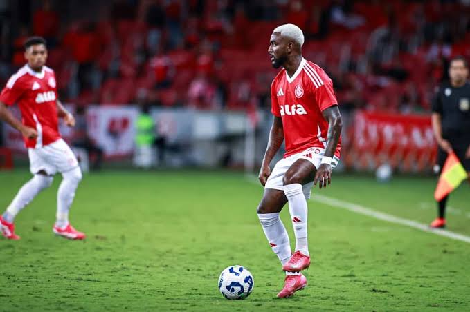 Ramon, lateral-esquerdo do Internacional, antes de ser emprestado ao Vitória