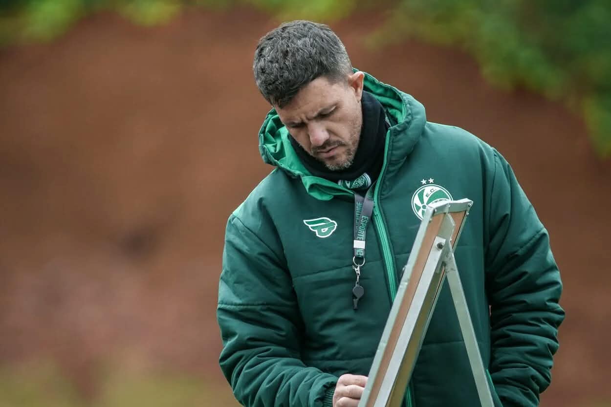 Barbieri passa instruções no treino do Juventude, dono da cláusula que trava ida ao Inter