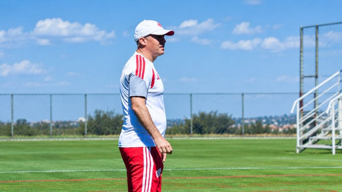 Eduardo Baptista observa treino do Inter