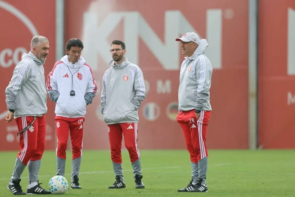 Eduardo Baptista, técnico do Inter, orienta o time durante treino no CT Parque Gigante