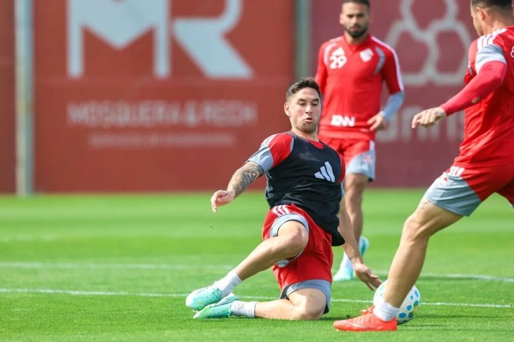 Jogadores do Inter em campo no Beira-Rio antes da estreia de Baptista contra o Corinthians