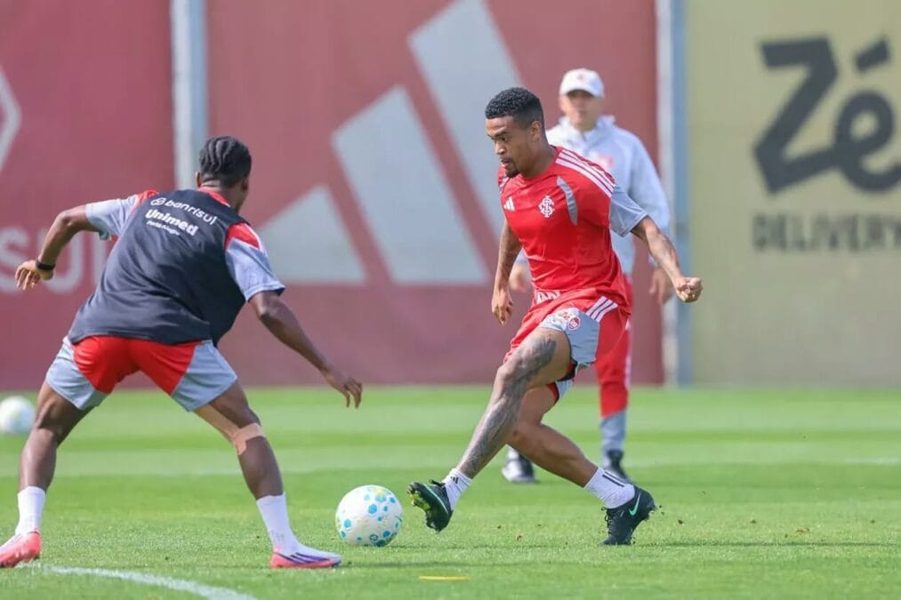 Alerrandro, atacante do Inter, em treino no CT Parque Gigante antes da estreia de Baptista