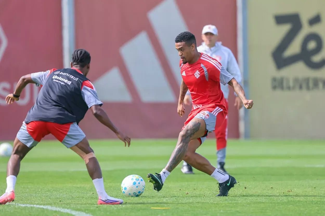 Alerrandro, atacante do Inter, em treino no CT Parque Gigante antes da estreia de Baptista